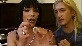 Not to be missed! A transsexual explains how to put a condom