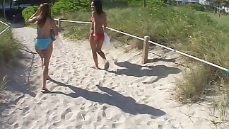 Homem Conhece 2 morenas na Praia nas ferias de Verao e leva para o quarto de Hotel